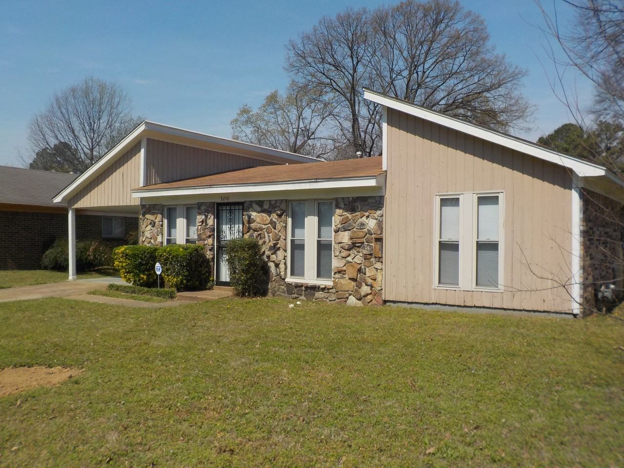 3210 Morningview Dr - Photo 2 of 18