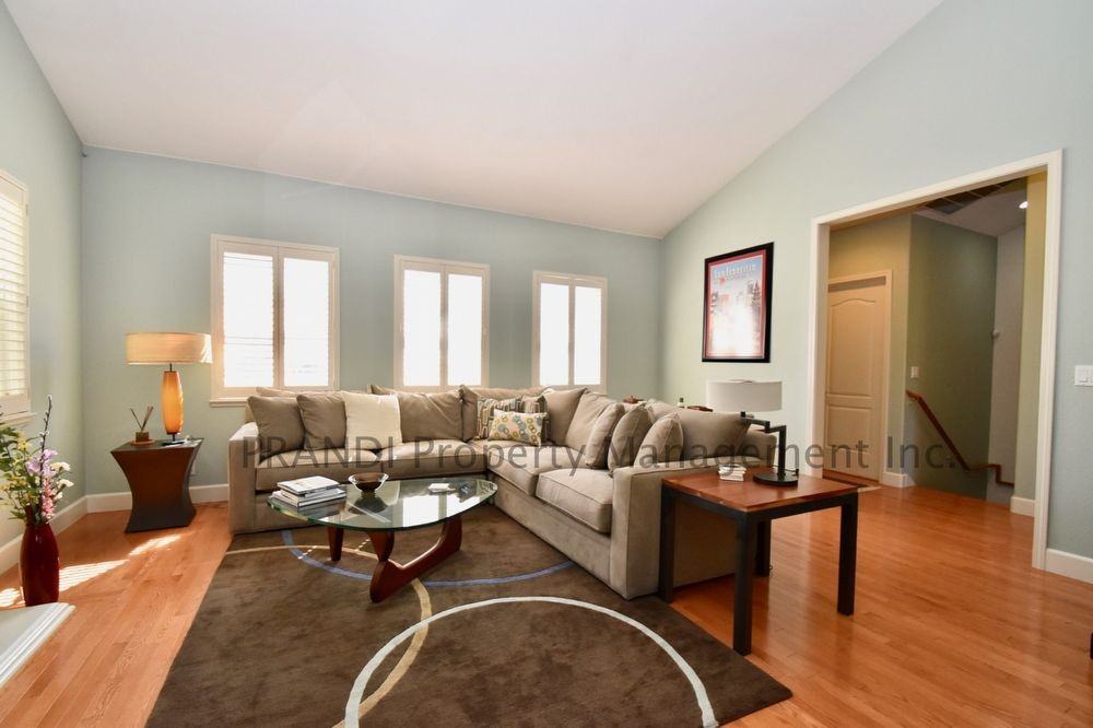 328 Sterling Way - Photo 3 of 14