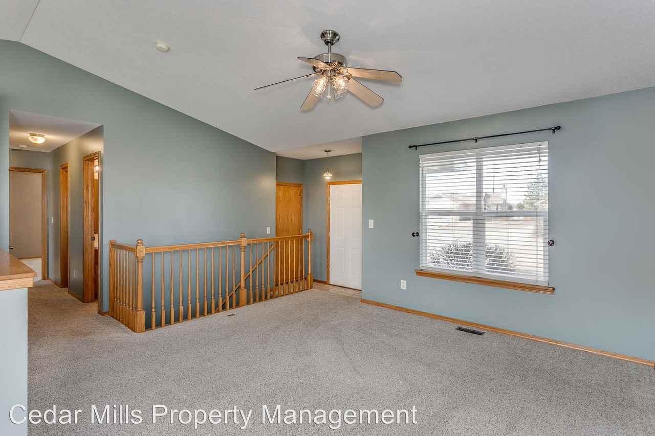 1712 Sugarberry Ct - Photo 2 of 10