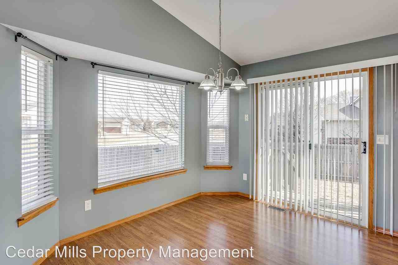1712 Sugarberry Ct - Photo 3 of 10