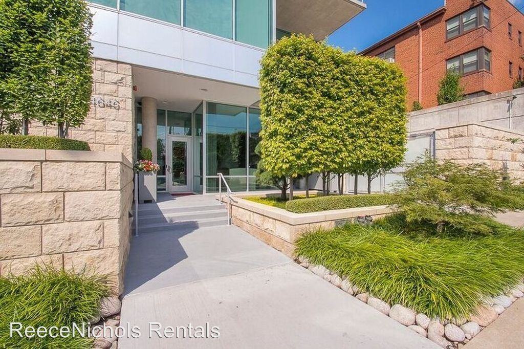 4646 N Broadway St - Photo 3 of 8