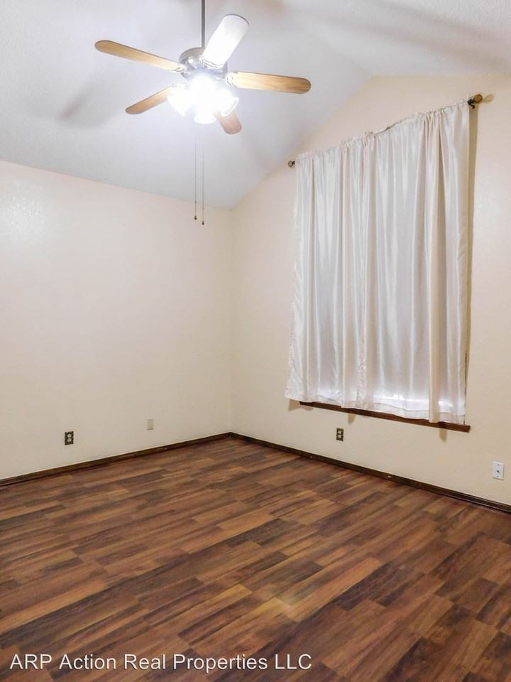 11531 Clear Lake Cir - Photo 3 of 24