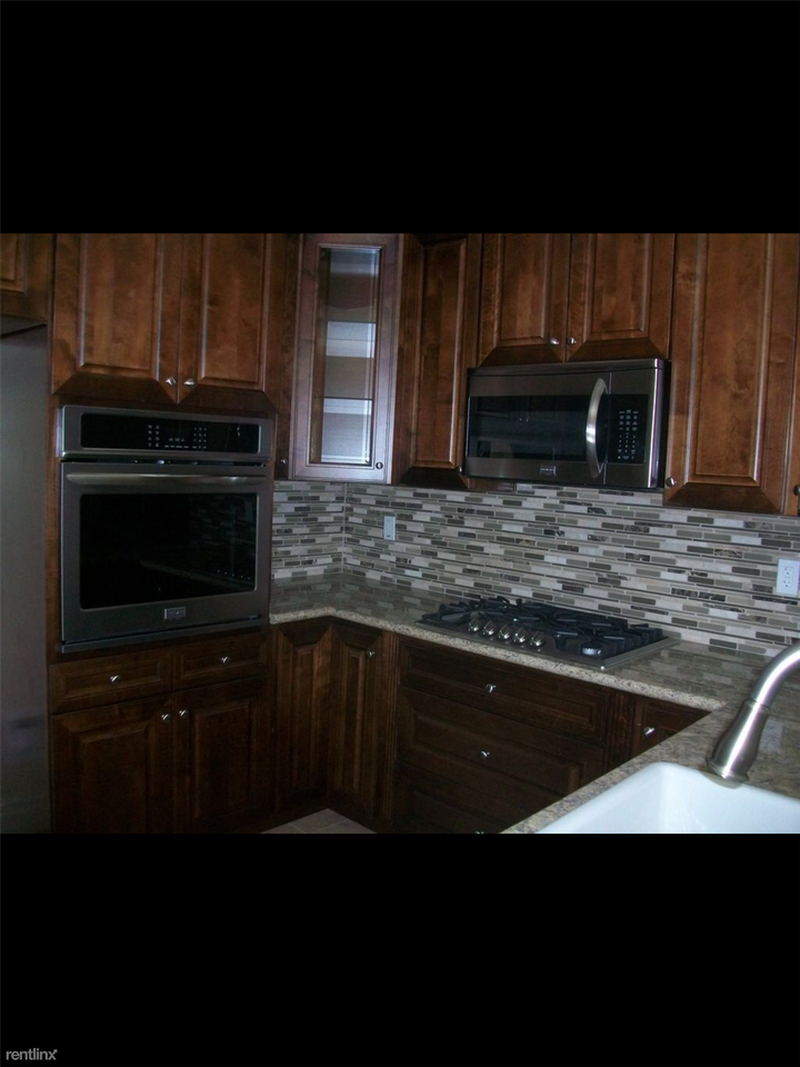 110 N Hollywood Way - Photo 3 of 16