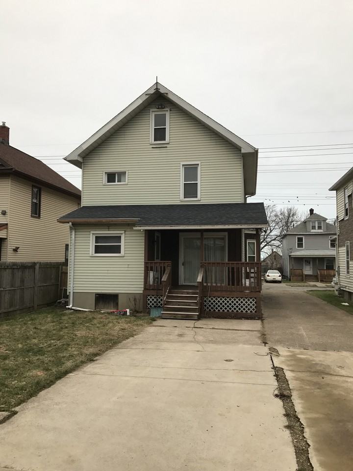 1135 W 21st St - Photo 3 of 9