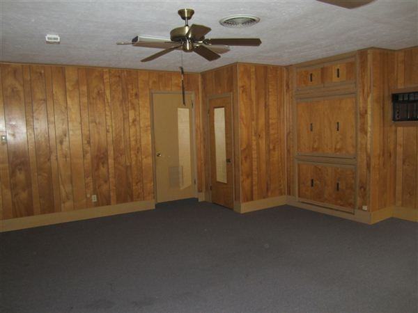 1007 Village Dr - Photo 2 of 9