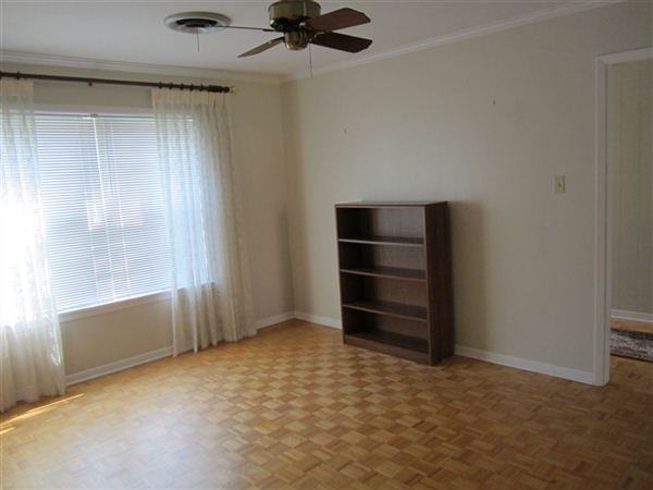 1007 Village Dr - Photo 3 of 9