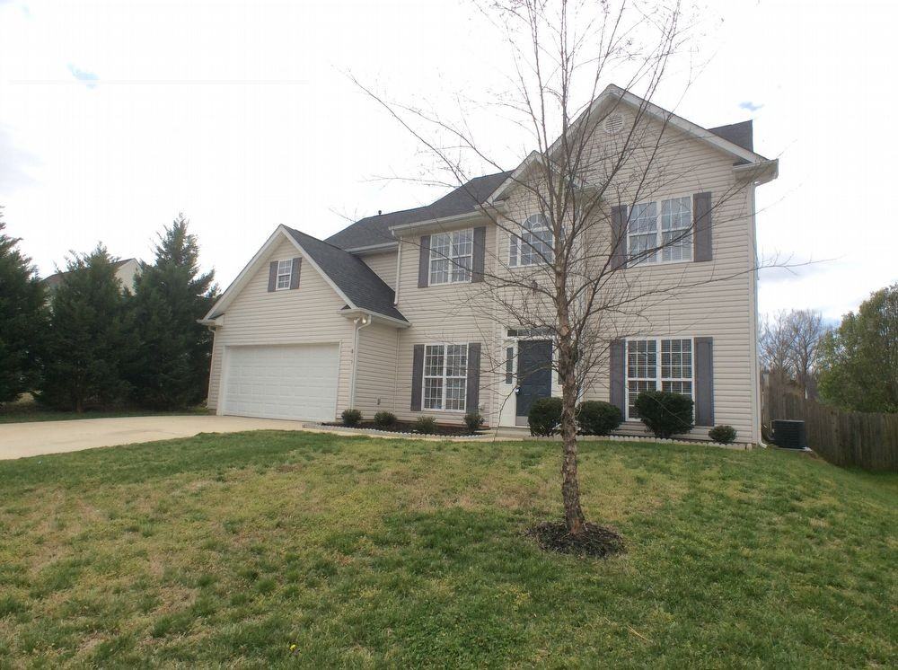 815 Reigate Rd - Photo 2 of 28