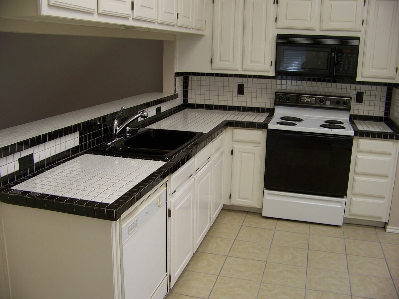 1418 Foxwood Dr - Photo 2 of 14