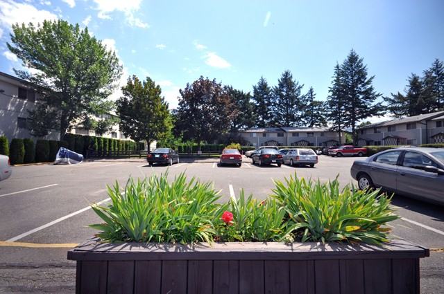 Edgewater Terrace Apartments - Photo 3 of 9