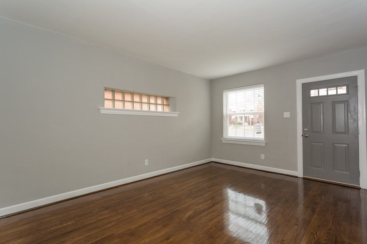 4635 Jamieson Ave - Photo 2 of 8