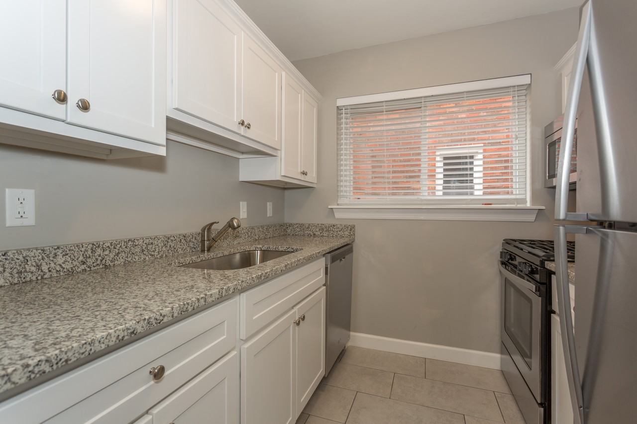 4635 Jamieson Ave - Photo 3 of 8