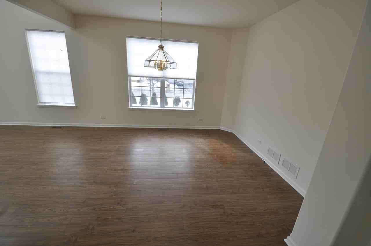 1445 White Oak Ln - Photo 3 of 10