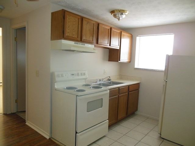 Amelia Plaza Apartments - Photo 2 of 10