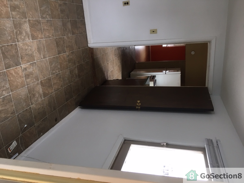 305 Locust St - Photo 2 of 8