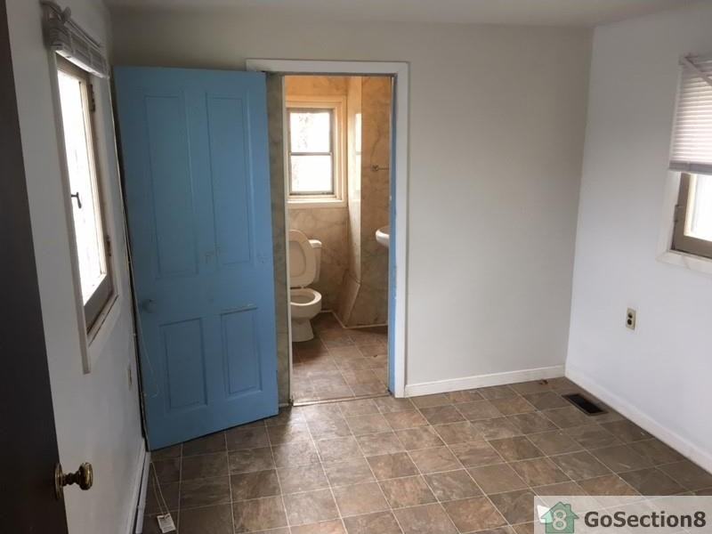 305 Locust St - Photo 3 of 8