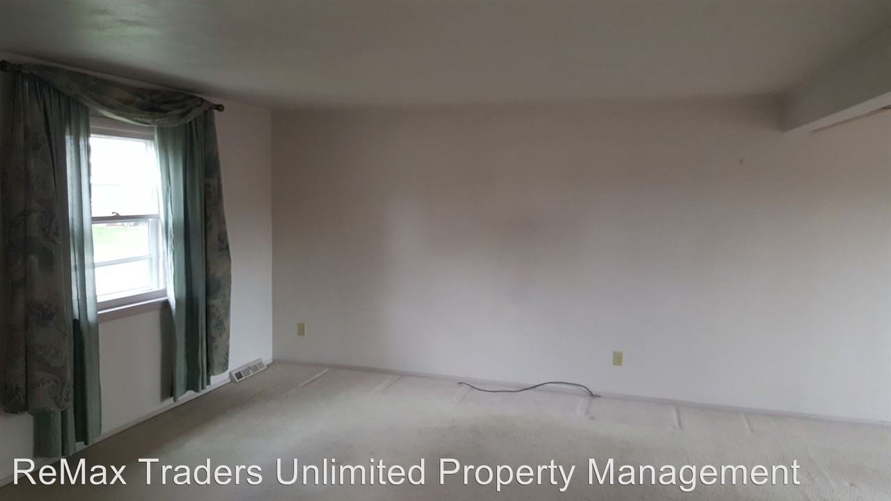 4422 W Ducharme Ave - Photo 3 of 9