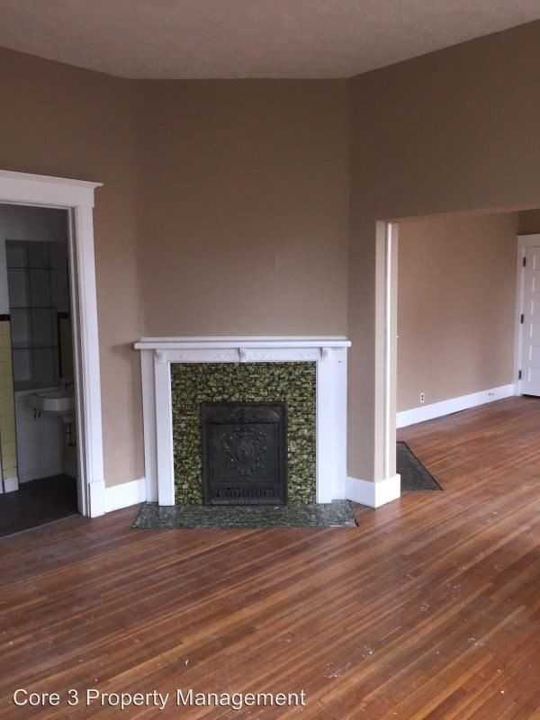 207 1/2 E Locust St #A - Photo 2 of 6