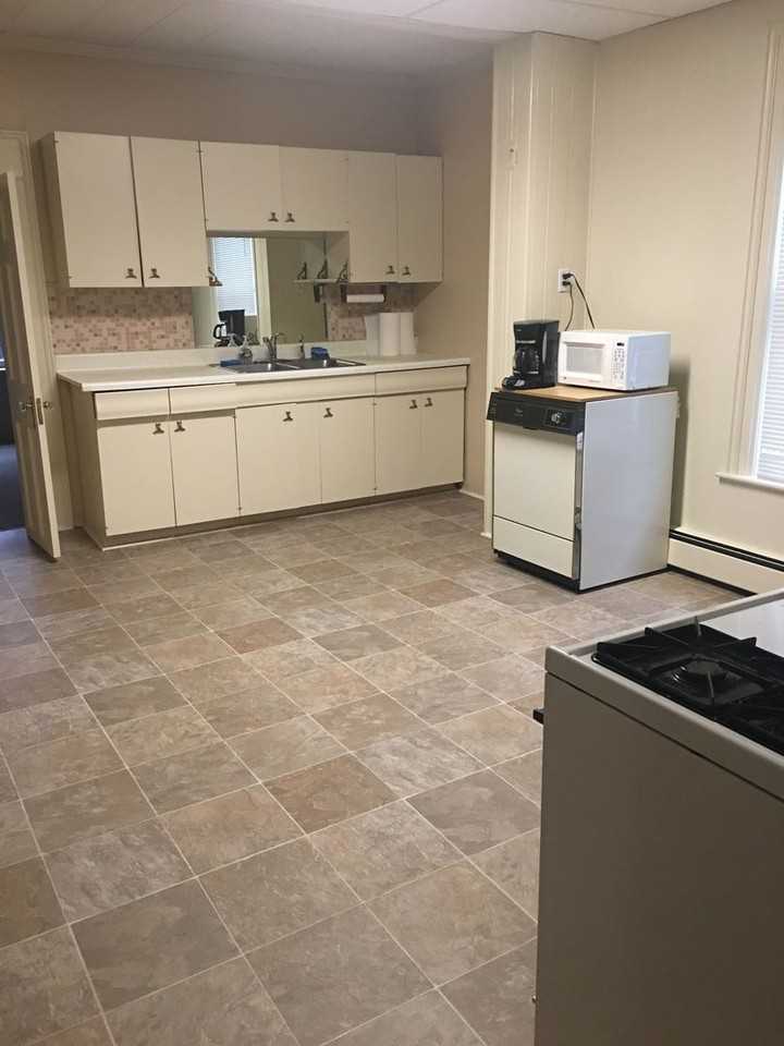 1118 W 8th St - Photo 3 of 14