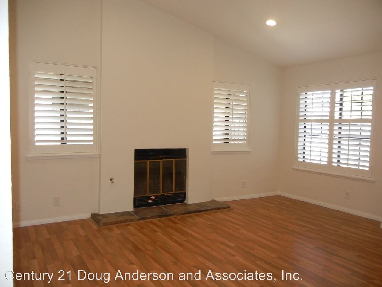 2552 Emerald Ln - Photo 3 of 18