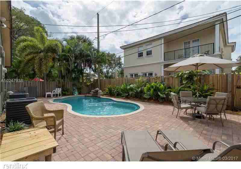 1408 NE 24th St #A - Photo 2 of 11