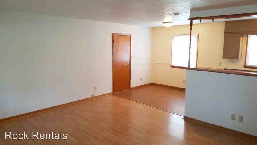 304 N Speare St - Photo 2 of 17