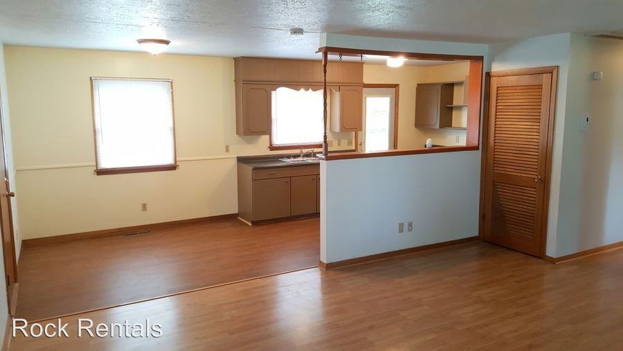 304 N Speare St - Photo 3 of 17