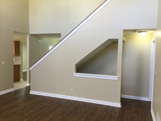 1072 Oxford Dr N - Photo 3 of 15