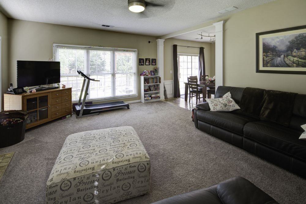 390 Cadeleigh Ct - Photo 3 of 15