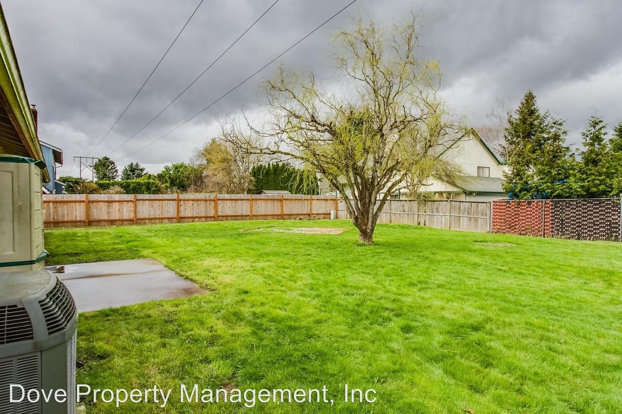 2204 NE 90th St - Photo 3 of 14