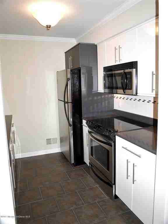 801 Wellington Pl - Photo 2 of 14