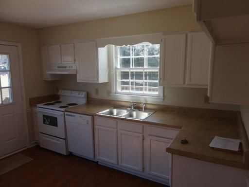 2204 Blue Stone Ln - Photo 3 of 6