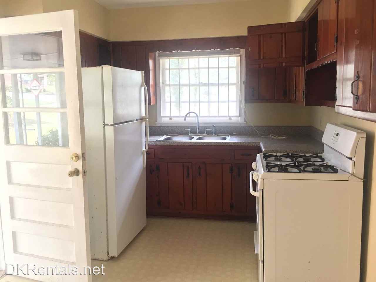 2888 Rockwood Rd - Photo 3 of 13