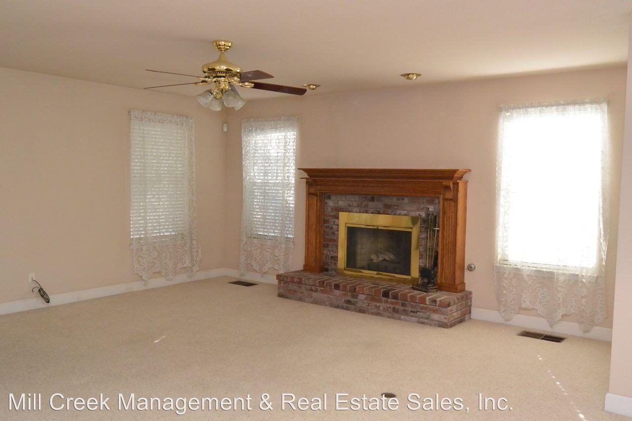 1652 S Exeter Ct - Photo 2 of 16