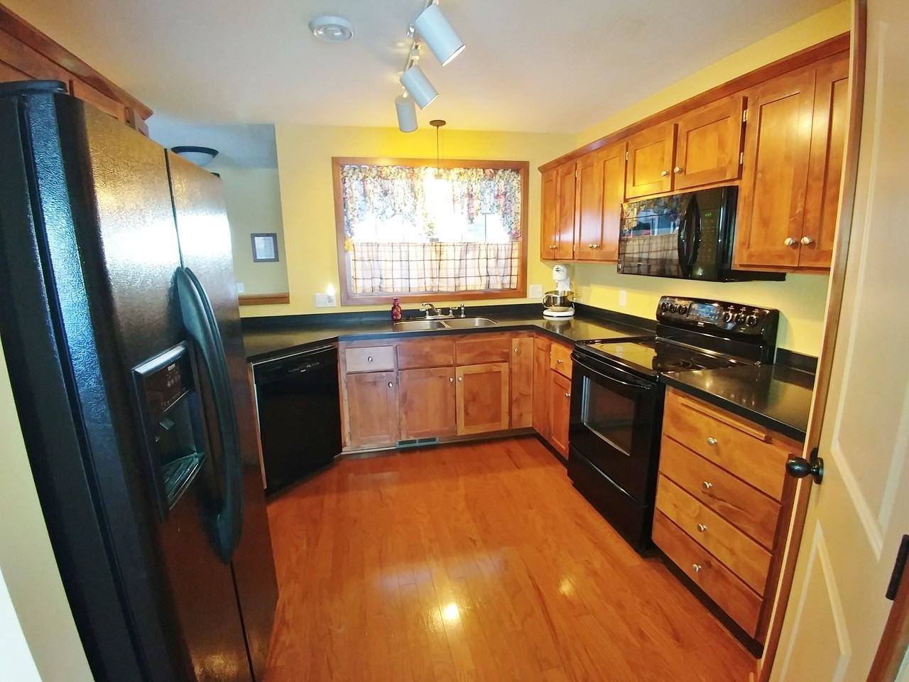 29187 Wildwood Rd - Photo 2 of 11