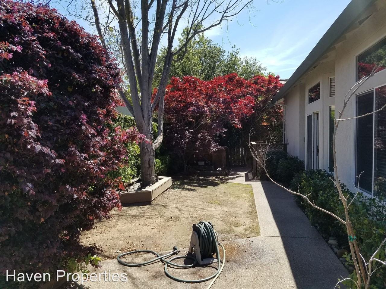 1050 Houston Cir - Photo 3 of 7