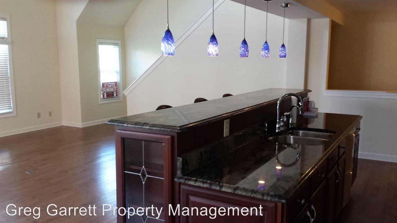 111 Herman Melville Ave - Photo 2 of 19