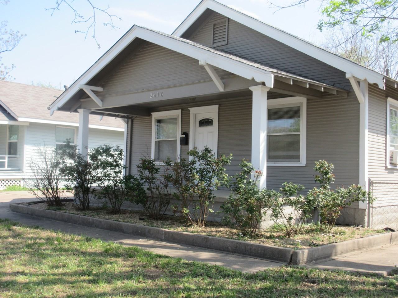 2616 E 7th St - Photo 3 of 15