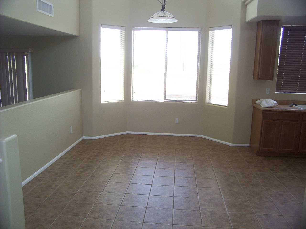 7218 S 58th Ave - Photo 3 of 9