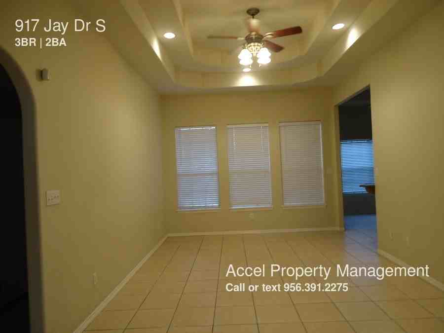 917 Jay Dr S - Photo 2 of 11