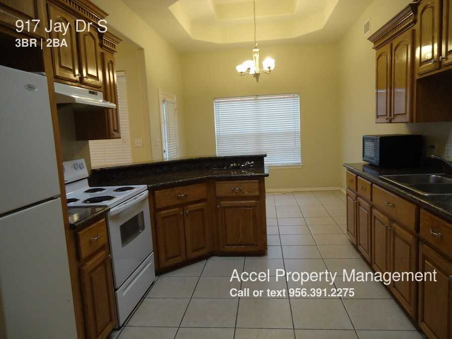 917 Jay Dr S - Photo 3 of 11