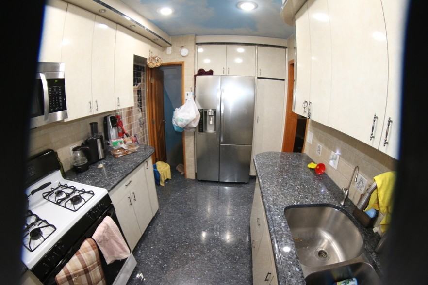 159-05 Grand Central Pkwy - Photo 3 of 6