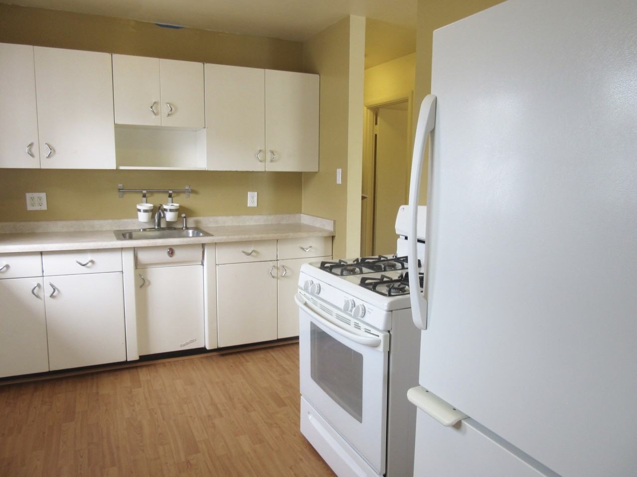 905 Catherine St W - Photo 3 of 18