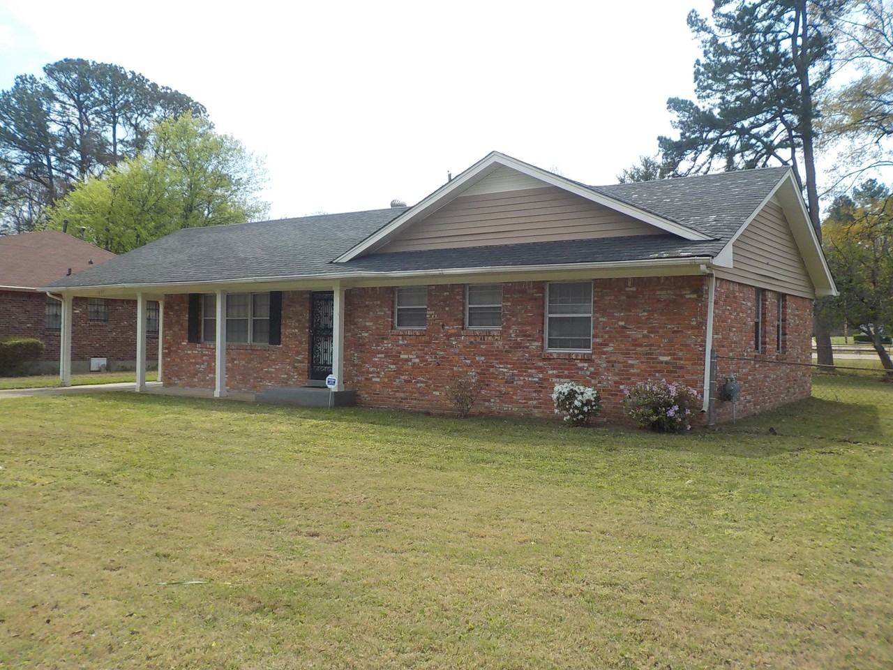 1697 Colebrook Ave - Photo 2 of 13