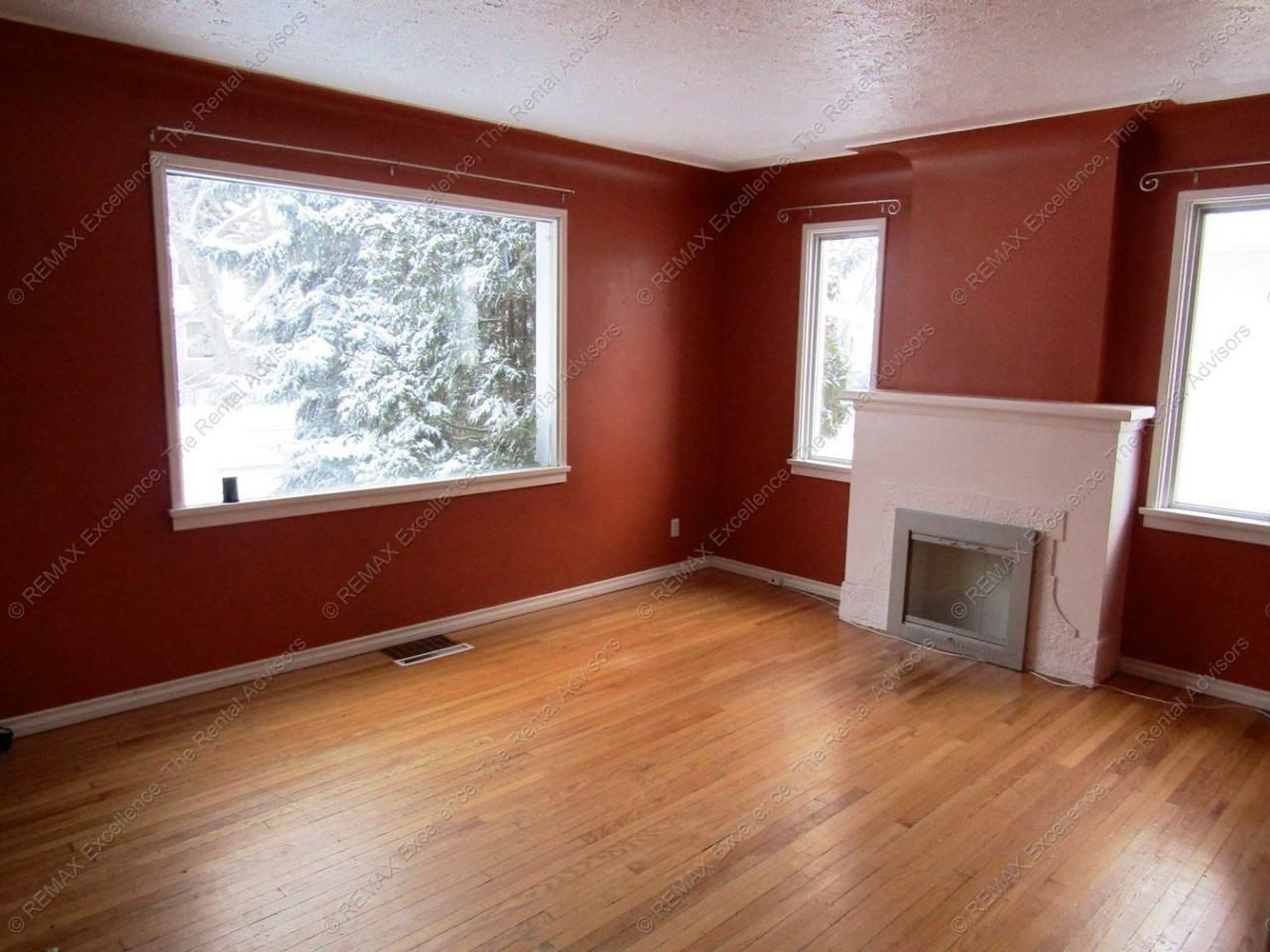 11206 56 St NW - Photo 2 of 14