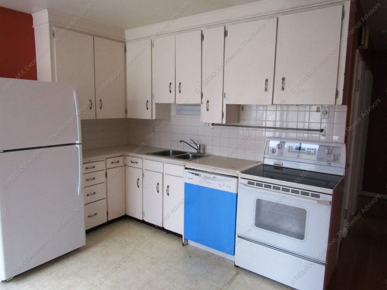 11206 56 St NW - Photo 3 of 14