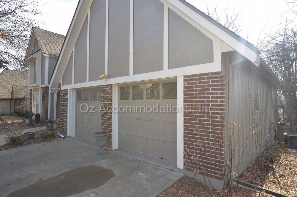 12617 W 69th St - Photo 2 of 32