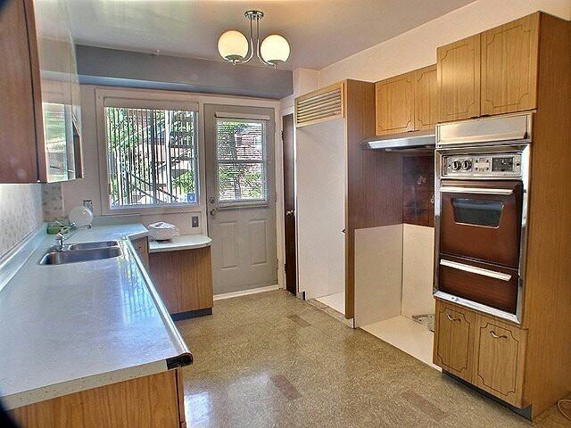 893 55e Avenue - Photo 3 of 10