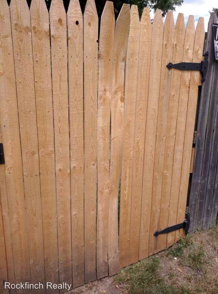 955 Bates St SE - Photo 2 of 4