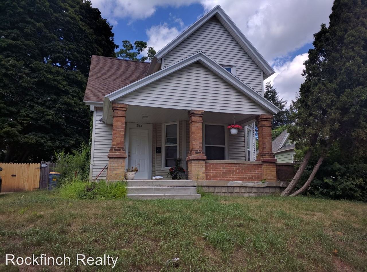 955 Bates St SE - Photo 3 of 4