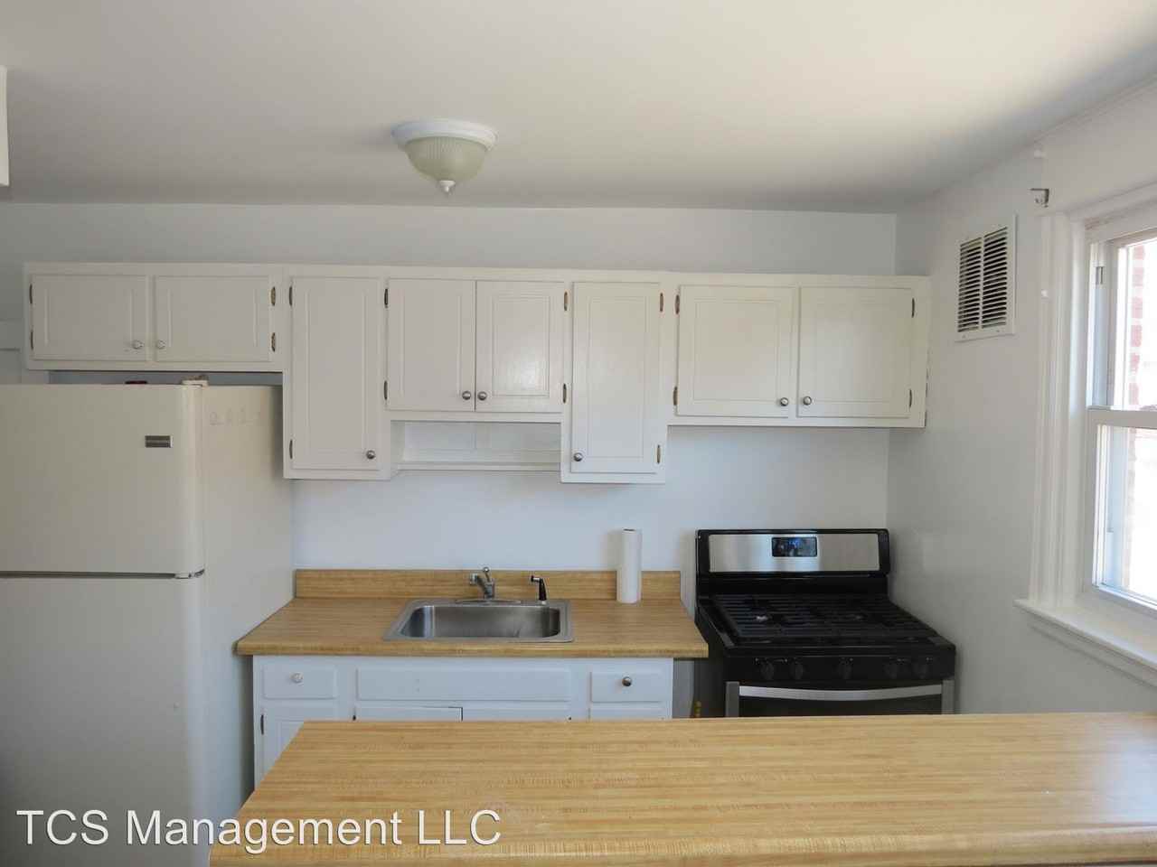 2749 Lardner St - Photo 3 of 10